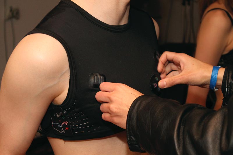 Audience member playing on Kyle Duffield's PS1 controller bro/mansierre